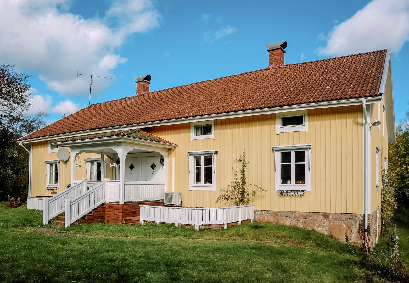 Stuga i Marieholmsbruk - Familjevänlig stuga vid Sjön i Småland – Perfekt för Stora Sällskap  SE06078