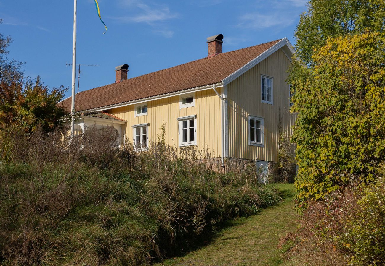 Stuga i Marieholmsbruk - Familjevänlig stuga vid Sjön i Småland – Perfekt för Stora Sällskap  SE06078