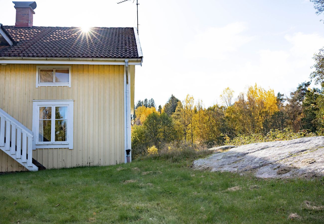Stuga i Marieholmsbruk - Familjevänlig stuga vid Sjön i Småland – Perfekt för Stora Sällskap  SE06078