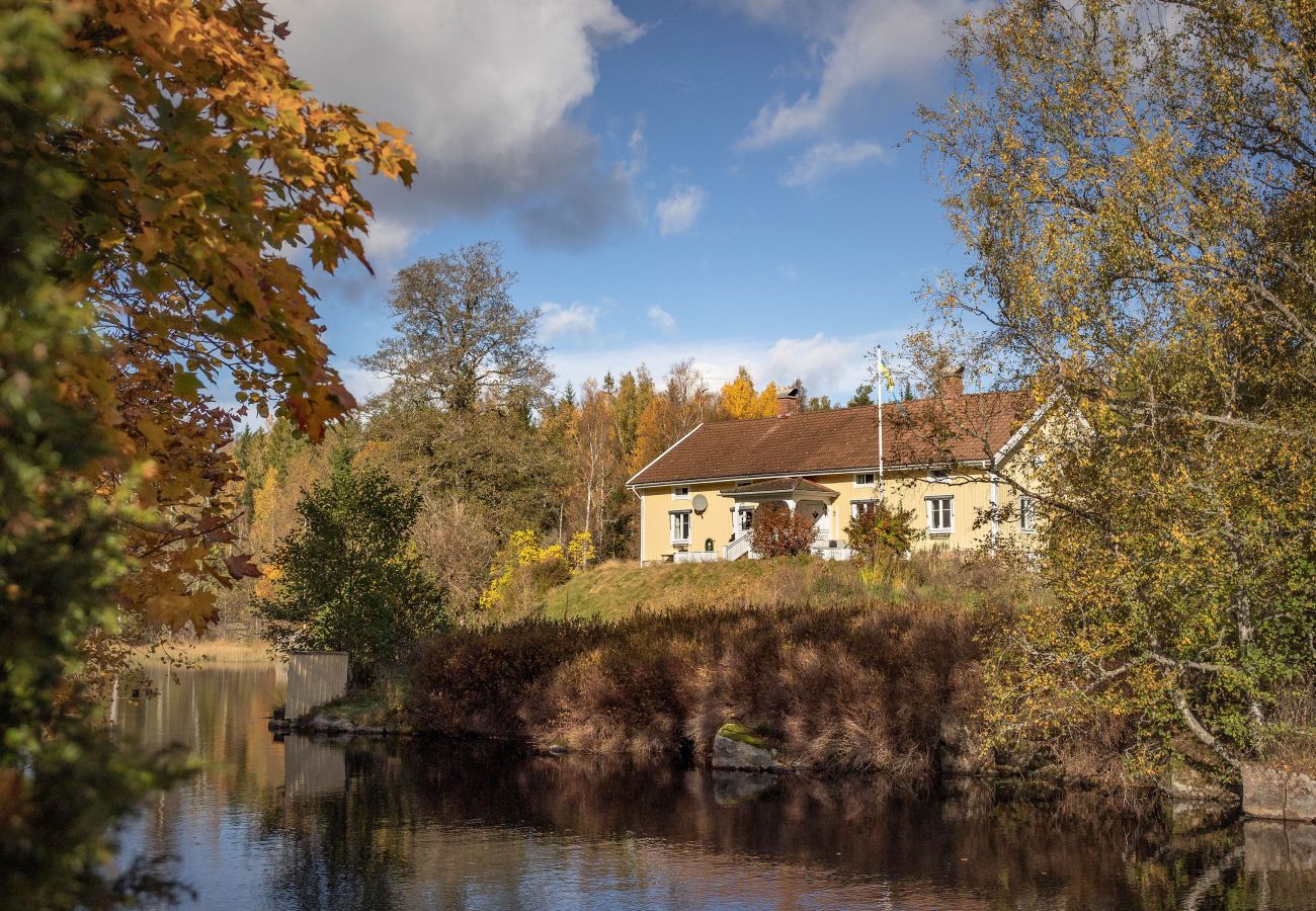 Stuga i Marieholmsbruk - Familjevänlig stuga vid Sjön i Småland – Perfekt för Stora Sällskap  SE06078