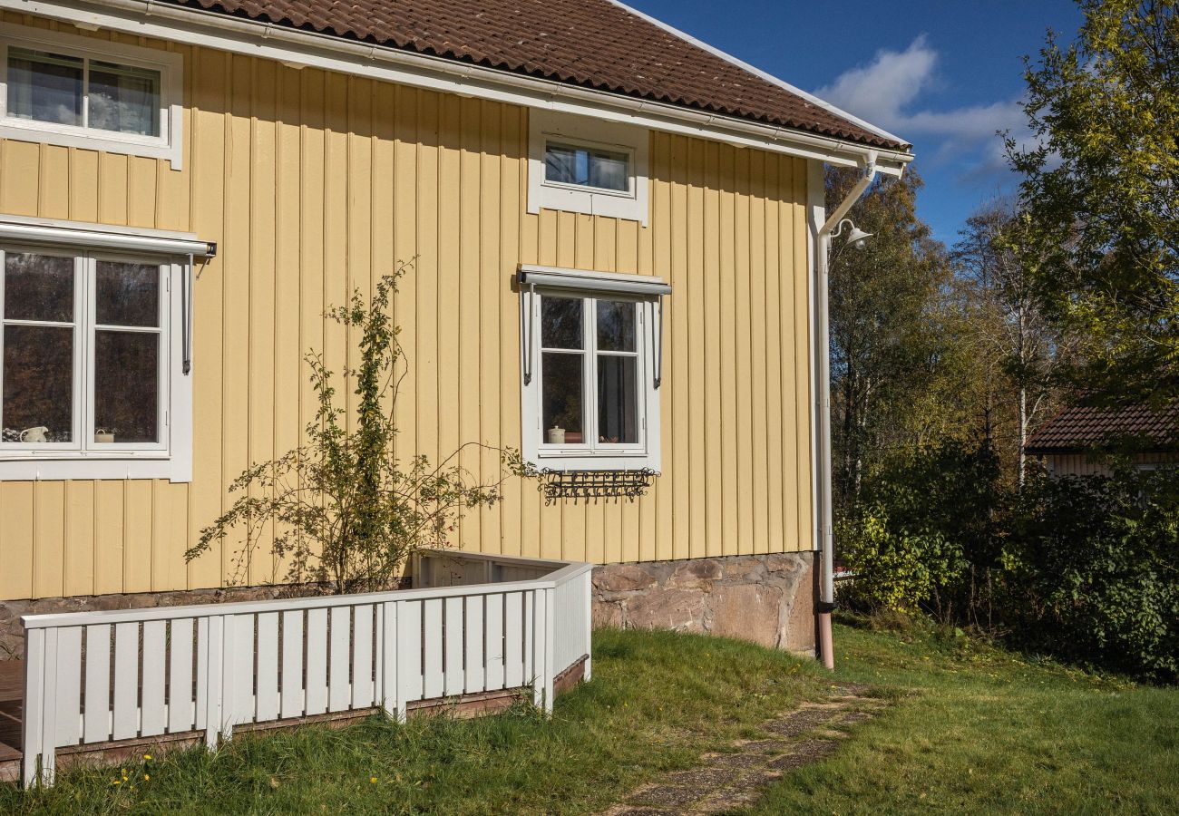 Stuga i Marieholmsbruk - Familjevänlig stuga vid Sjön i Småland – Perfekt för Stora Sällskap  SE06078