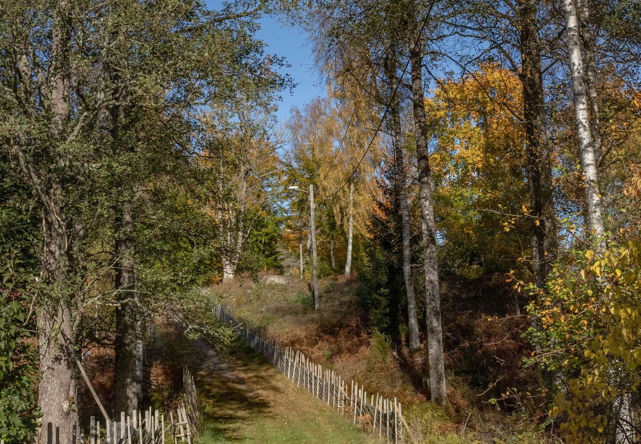 Stuga i Marieholmsbruk - Familjevänlig stuga vid Sjön i Småland – Perfekt för Stora Sällskap  SE06078