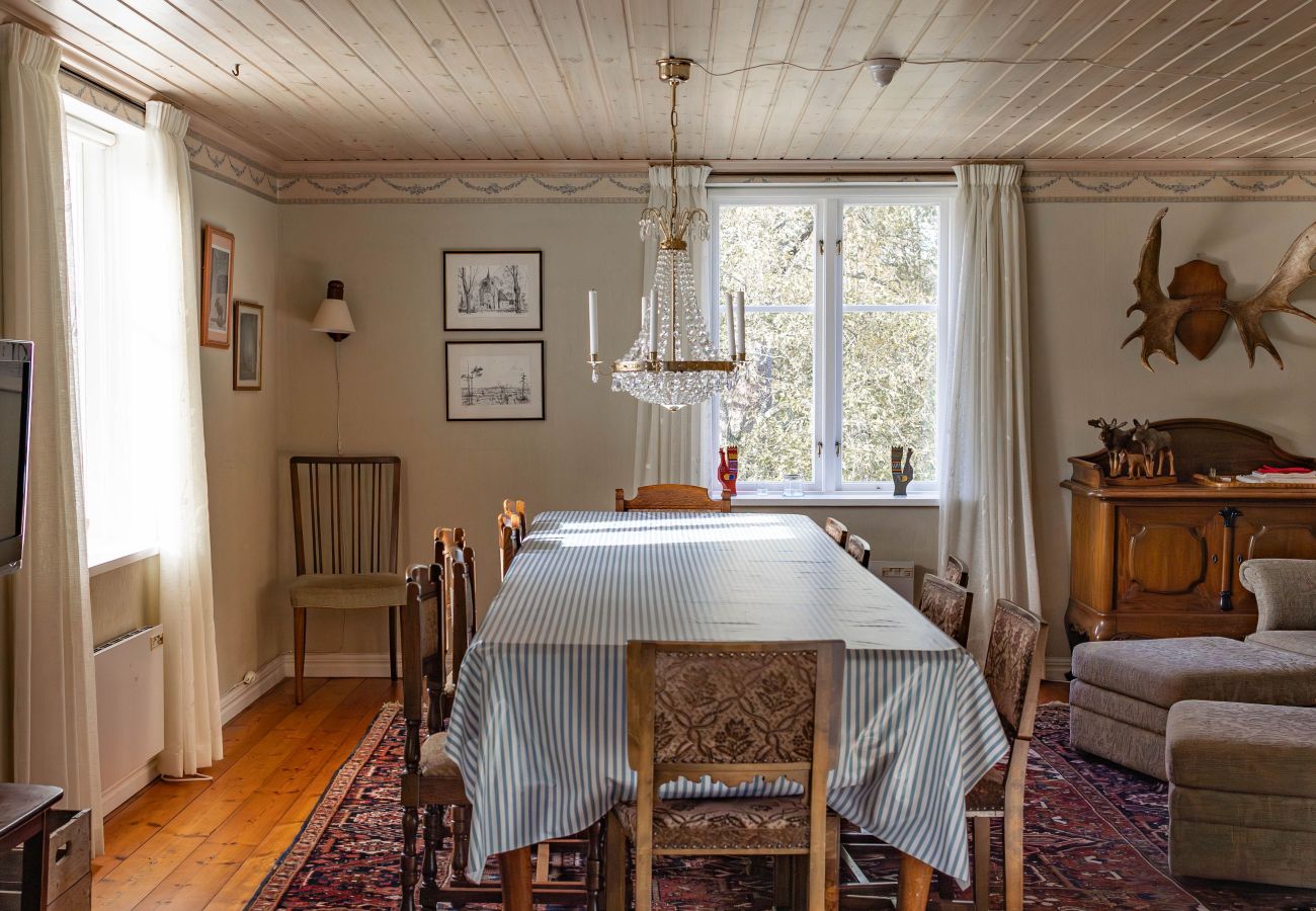 Stuga i Marieholmsbruk - Familjevänlig stuga vid Sjön i Småland – Perfekt för Stora Sällskap  SE06078