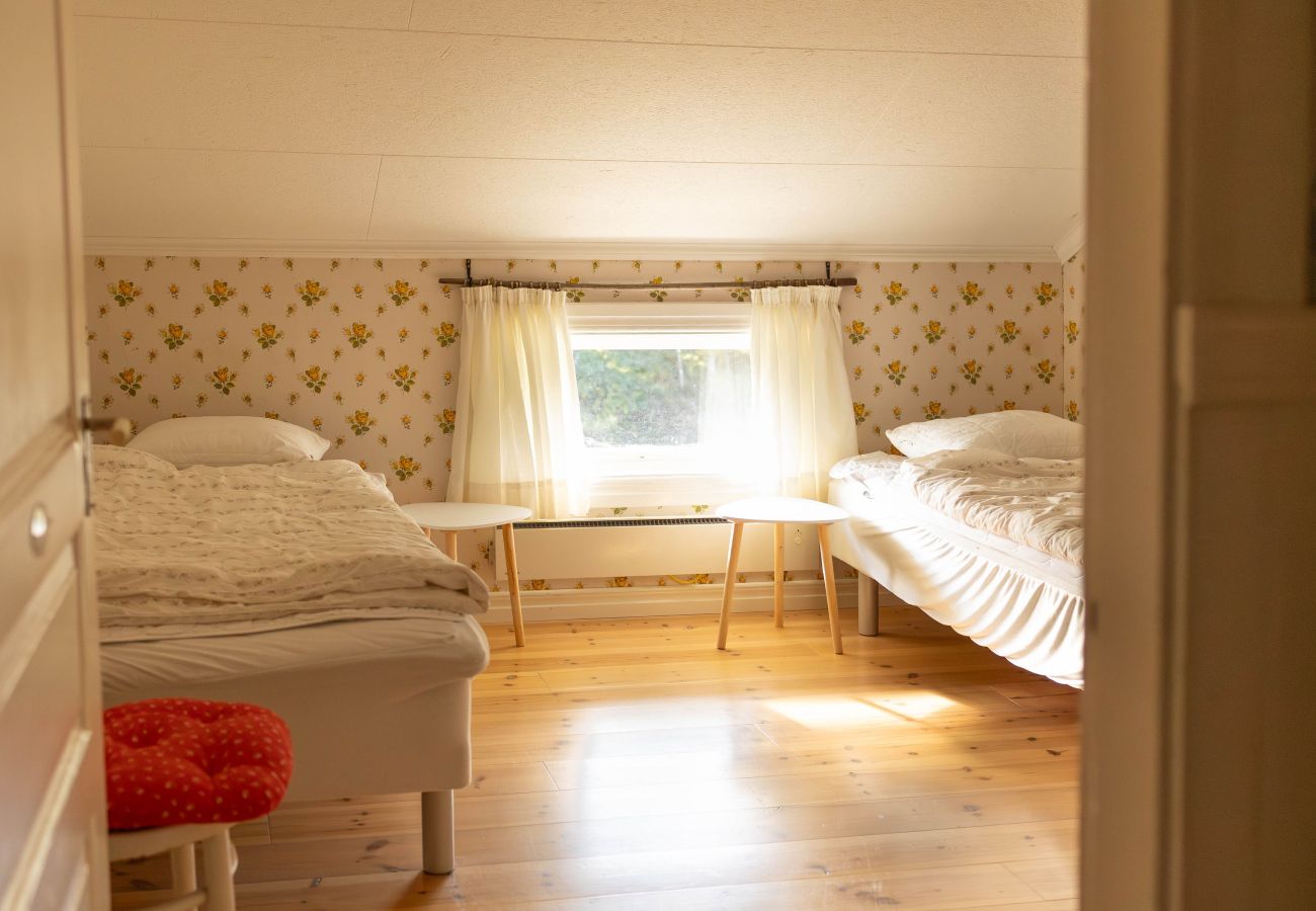 Stuga i Marieholmsbruk - Familjevänlig stuga vid Sjön i Småland – Perfekt för Stora Sällskap  SE06078