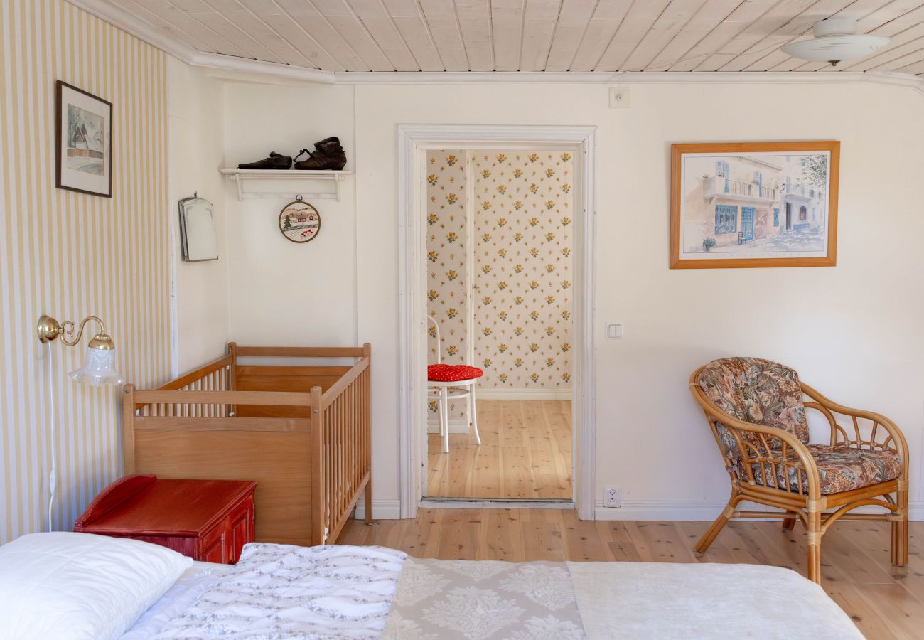 Stuga i Marieholmsbruk - Familjevänlig stuga vid Sjön i Småland – Perfekt för Stora Sällskap  SE06078