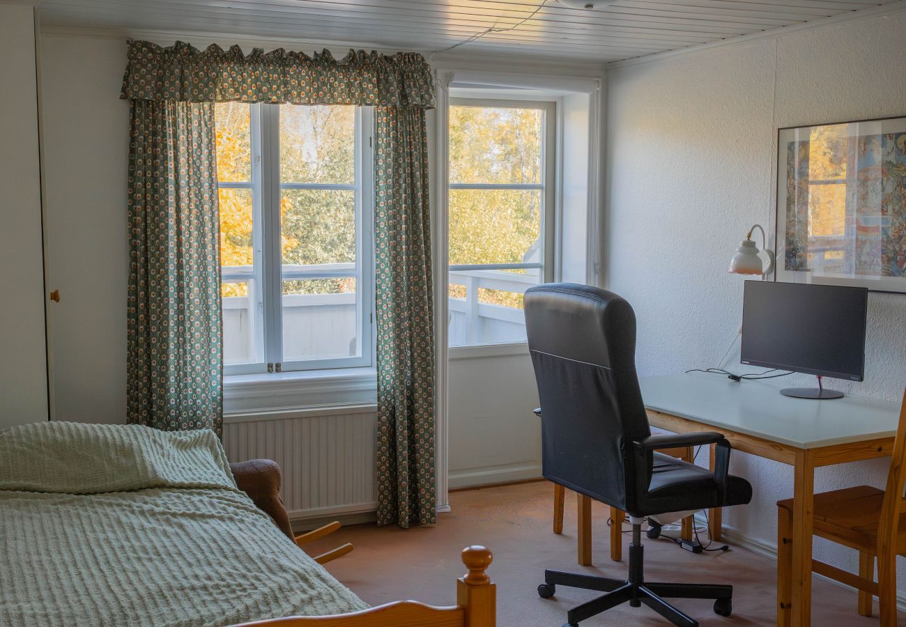 Stuga i Marieholmsbruk - Familjevänlig stuga vid Sjön i Småland – Perfekt för Stora Sällskap  SE06078