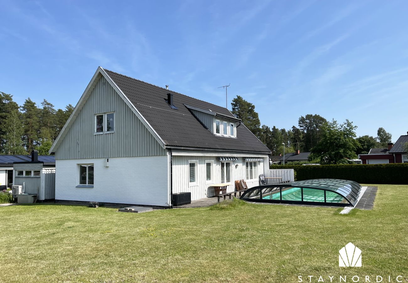 Stuga i Storebro - Stor fin villa med swimmingpool belägen i Storebro | SE05079