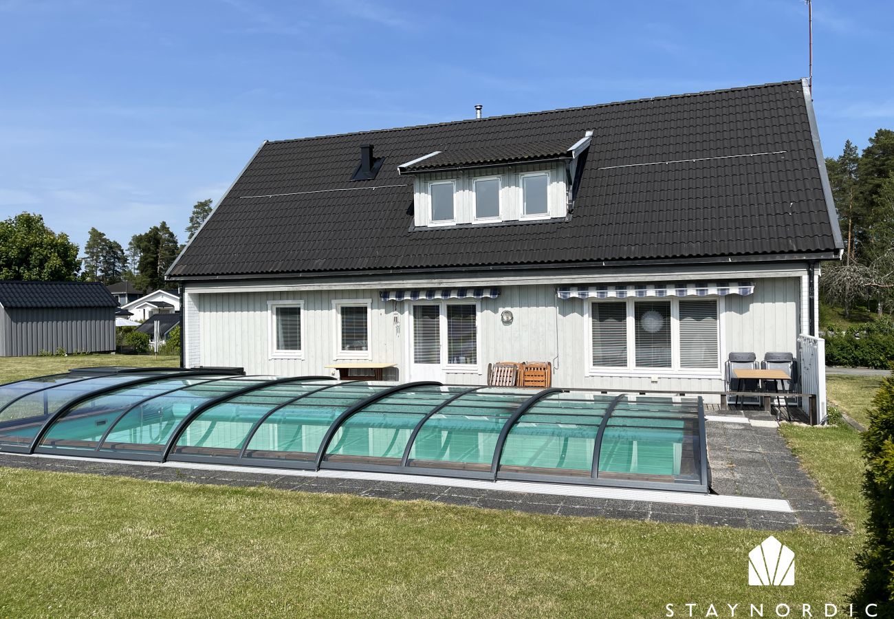 Stuga i Storebro - Stor fin villa med swimmingpool belägen i Storebro | SE05079