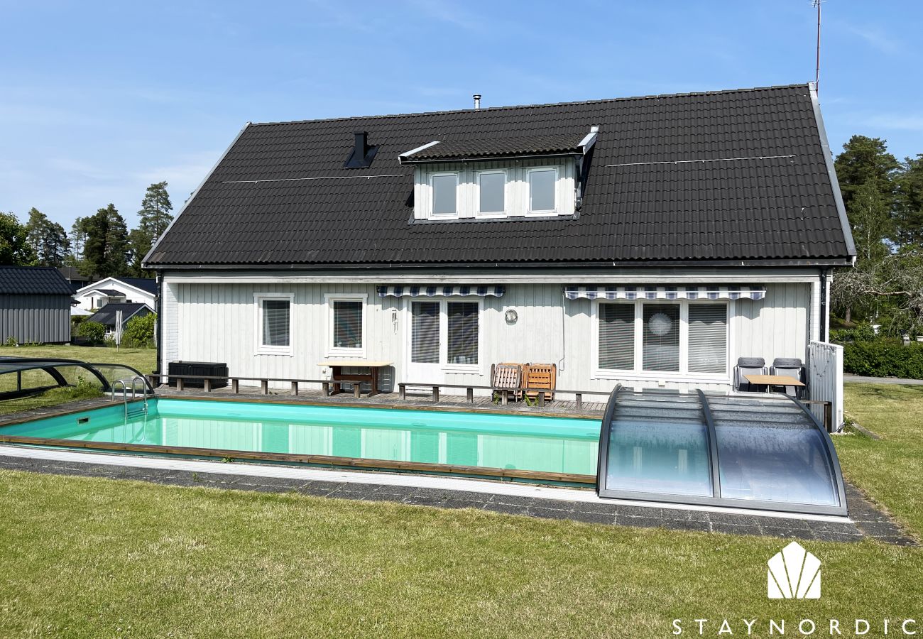 Stuga i Storebro - Stor fin villa med swimmingpool belägen i Storebro | SE05079