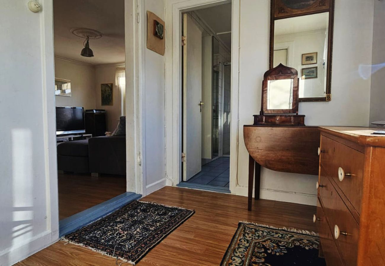 Stuga i Skärhamn - Stort hus med två lägenheter i centrala Skärhamn | SE09100