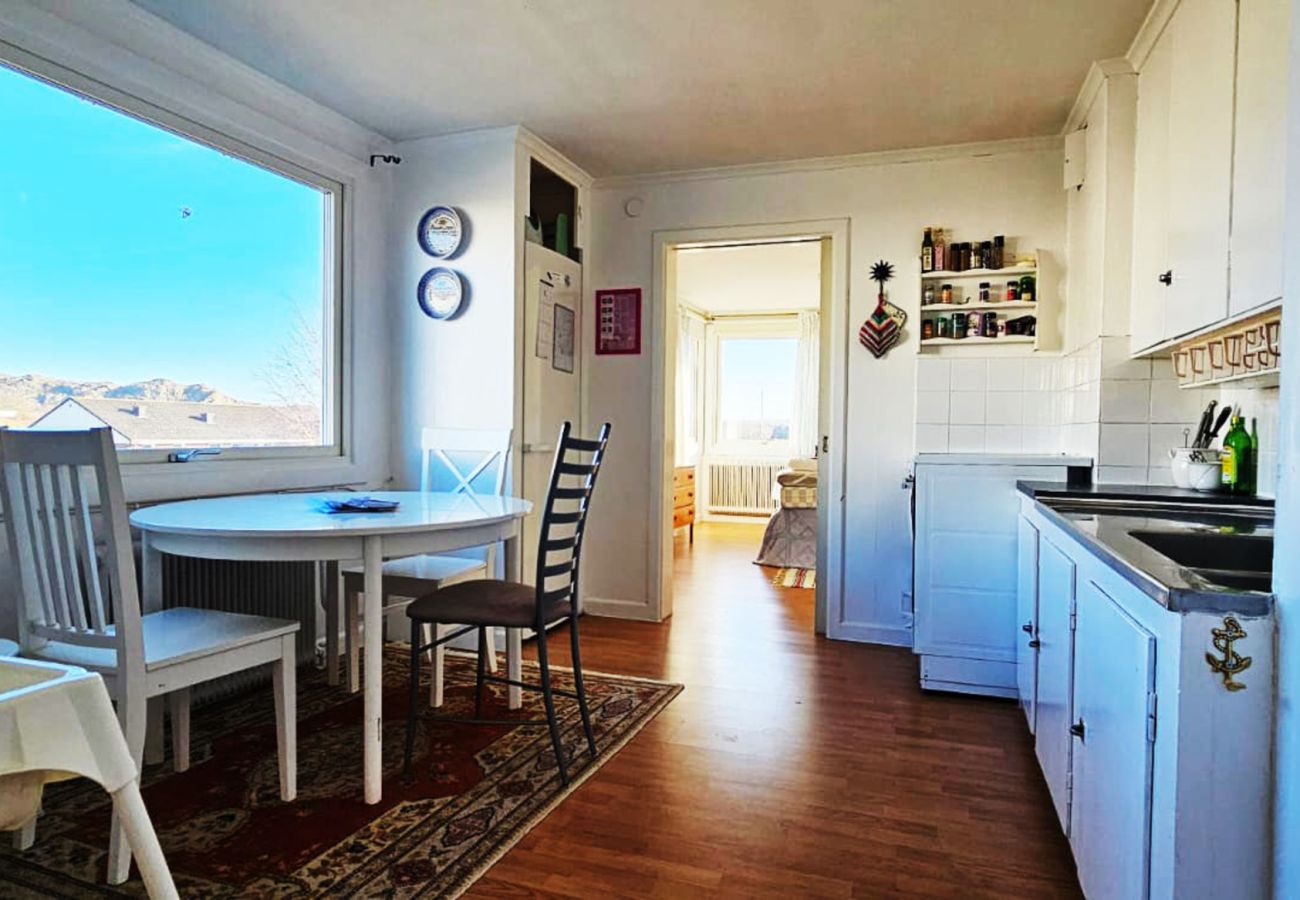 Stuga i Skärhamn - Stort hus med två lägenheter i centrala Skärhamn | SE09100