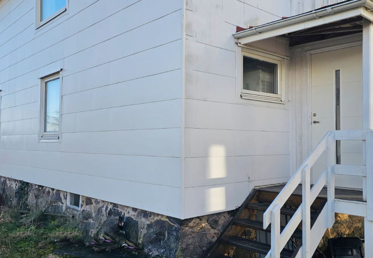 Stuga i Skärhamn - Stort hus med två lägenheter i centrala Skärhamn | SE09100