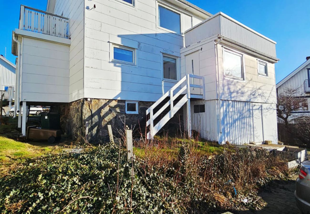 Stuga i Skärhamn - Stort hus med två lägenheter i centrala Skärhamn | SE09100