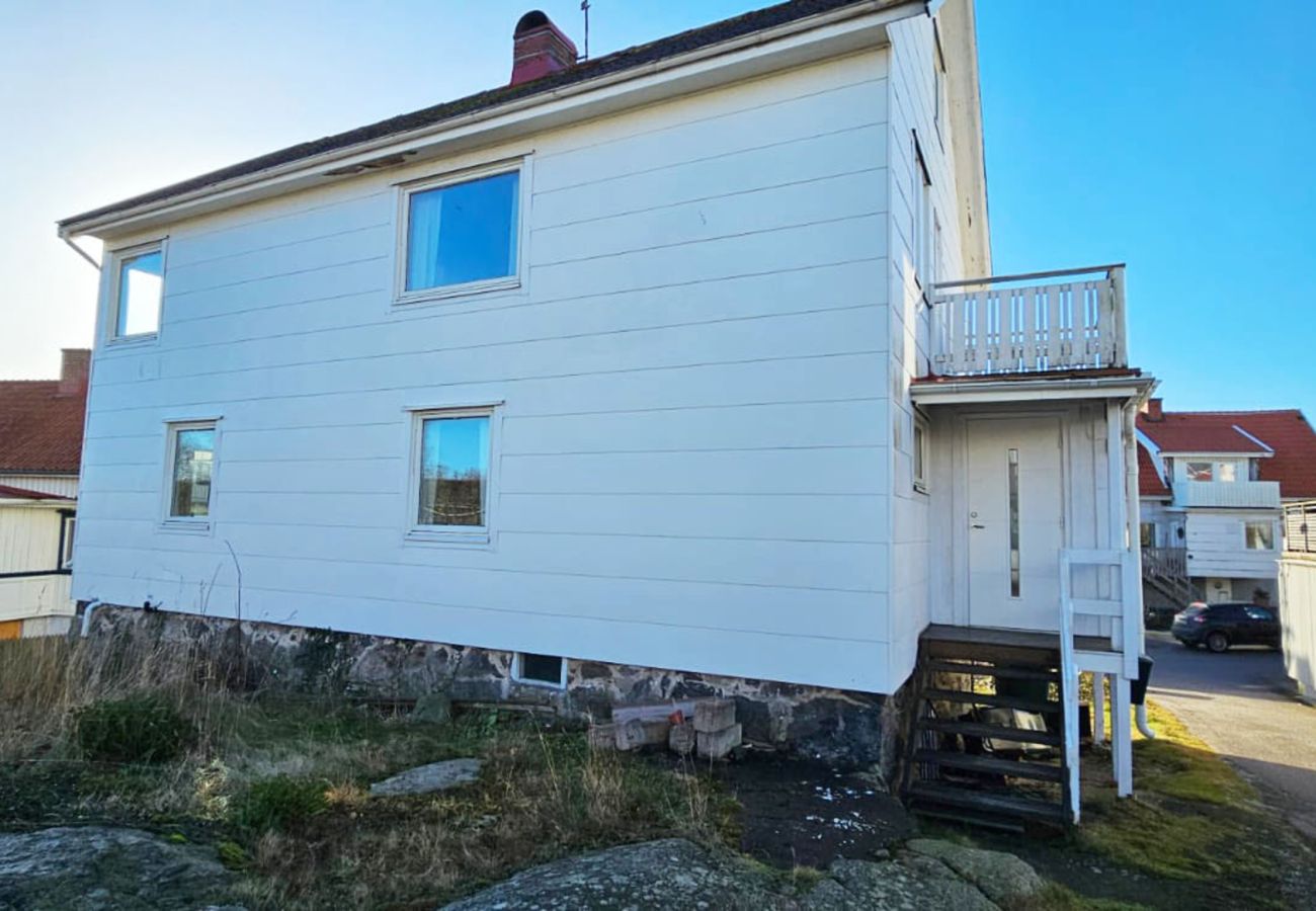 Stuga i Skärhamn - Stort hus med två lägenheter i centrala Skärhamn | SE09100