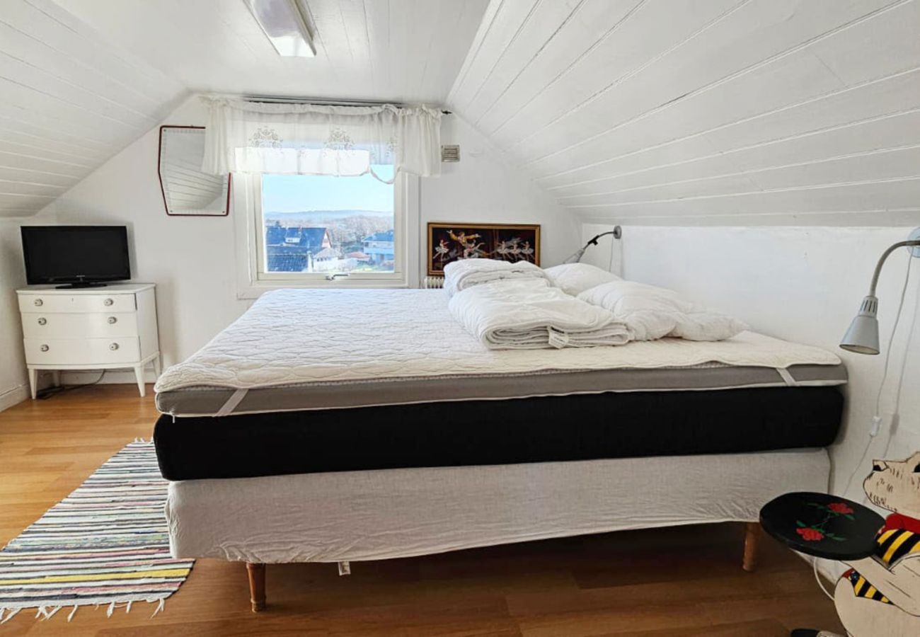 Stuga i Skärhamn - Stort hus med två lägenheter i centrala Skärhamn | SE09100
