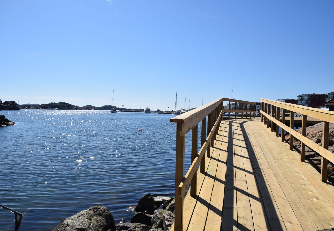 Stuga i Skärhamn - Stort hus med två lägenheter i centrala Skärhamn | SE09100