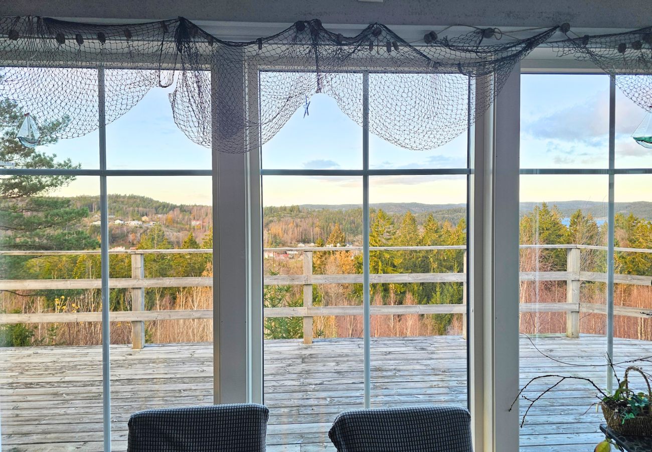 Stuga i Henån - Villa med vacker utsikt och bastu i Henån | SE09106