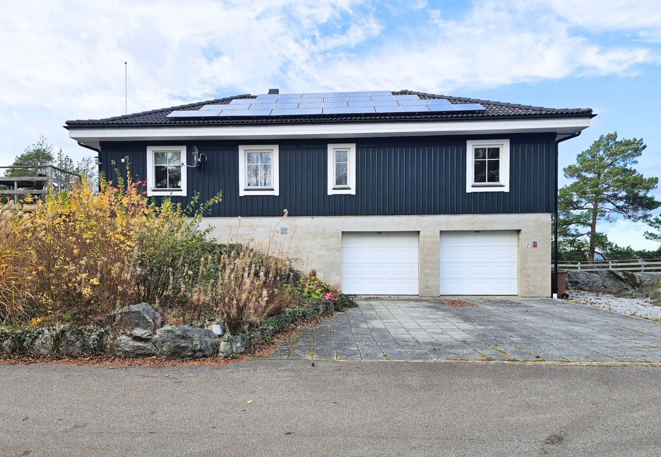 Stuga i Henån - Villa med vacker utsikt och bastu i Henån | SE09106