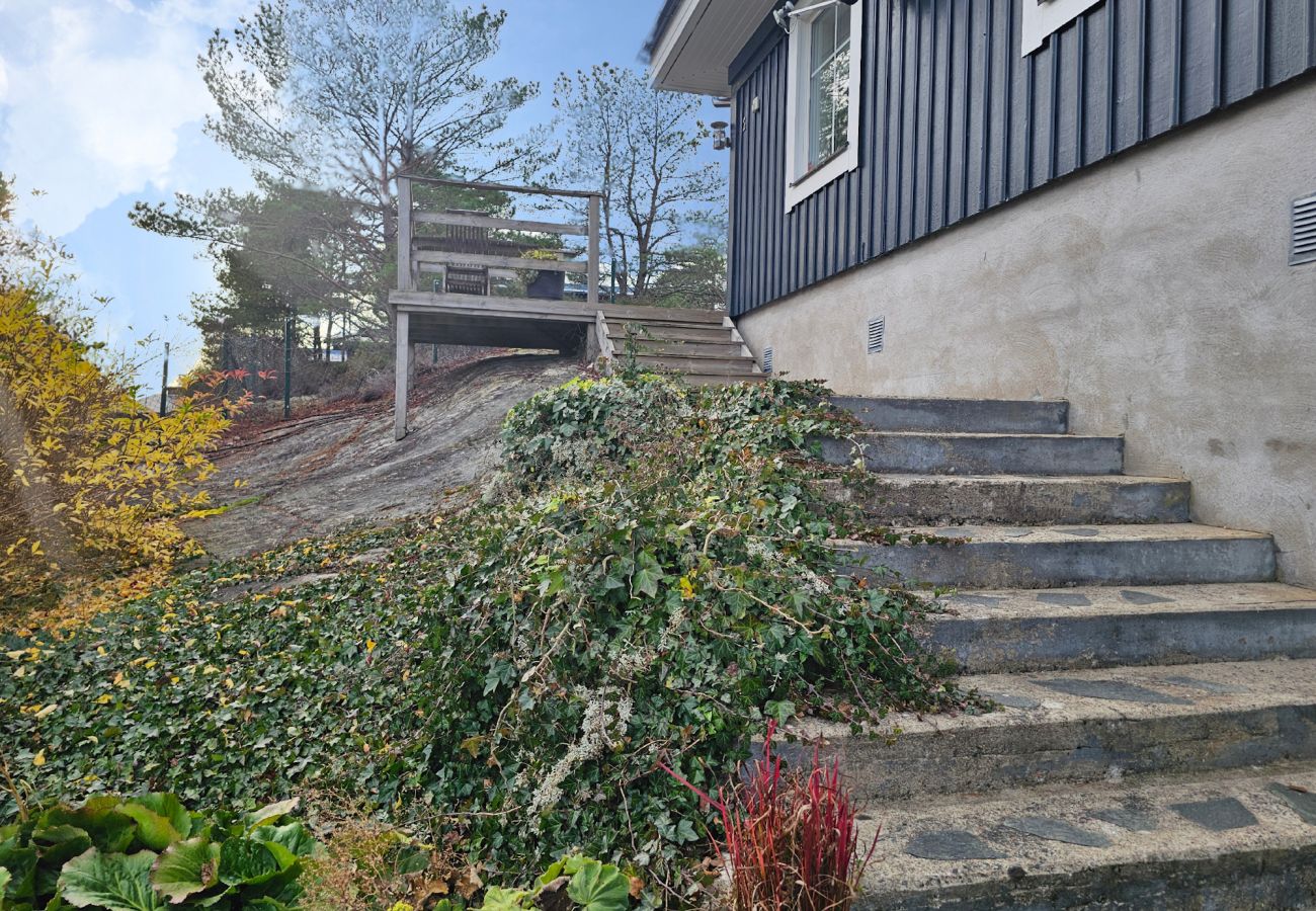 Stuga i Henån - Villa med vacker utsikt och bastu i Henån | SE09106