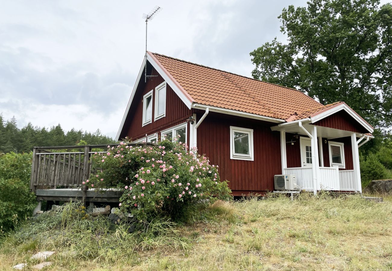 Stuga i Loftahammar - Nyare stuga med sjötomt och idylliskt läge utanför Loftahammar | SE05058