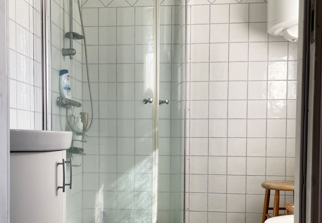 Stuga i Loftahammar - Nyare stuga med sjötomt och idylliskt läge utanför Loftahammar | SE05058