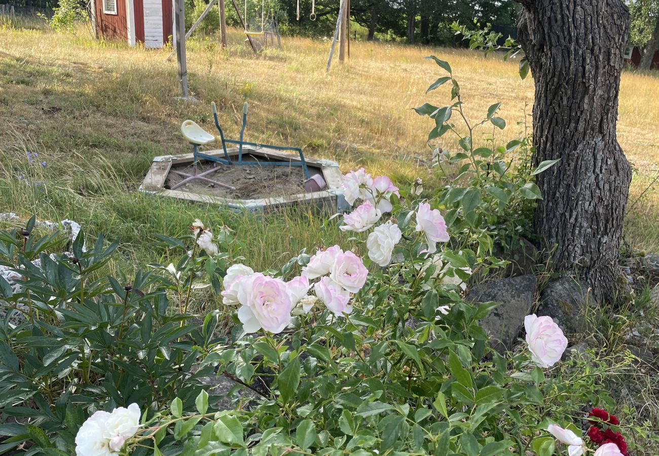 Stuga i Loftahammar - Nyare stuga med sjötomt och idylliskt läge utanför Loftahammar | SE05058