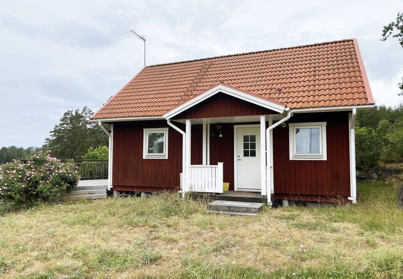 Stuga i Loftahammar - Nyare stuga med sjötomt och idylliskt läge utanför Loftahammar | SE05058