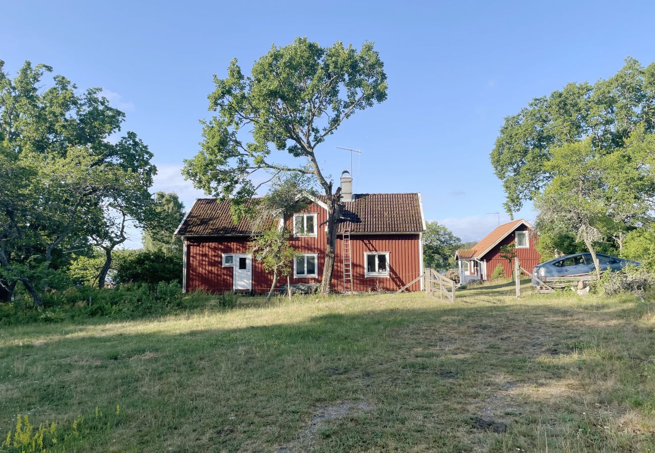 Stuga i Loftahammar - Nyare stuga med sjötomt och idylliskt läge utanför Loftahammar | SE05058