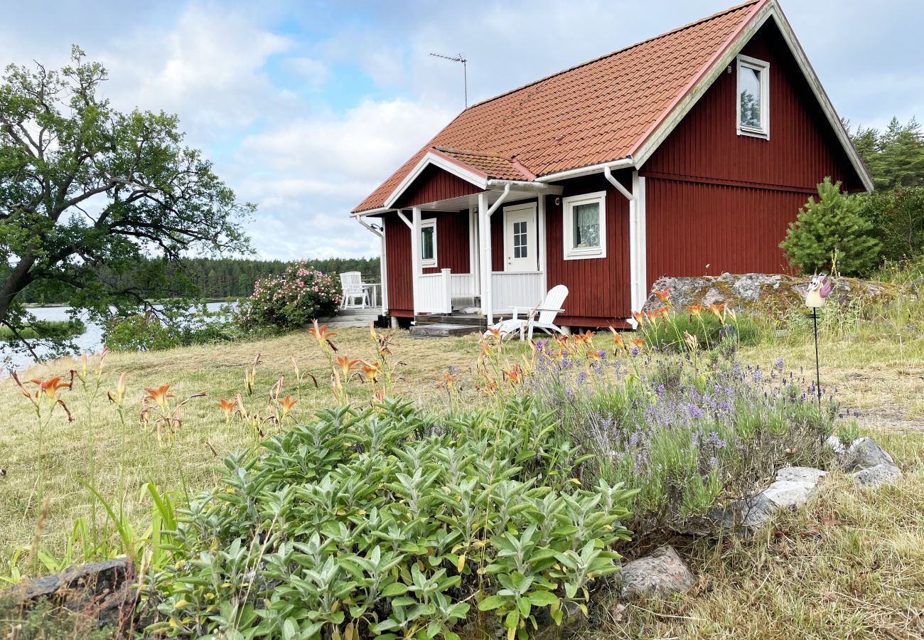 Stuga i Loftahammar - Nyare stuga med sjötomt och idylliskt läge utanför Loftahammar | SE05058