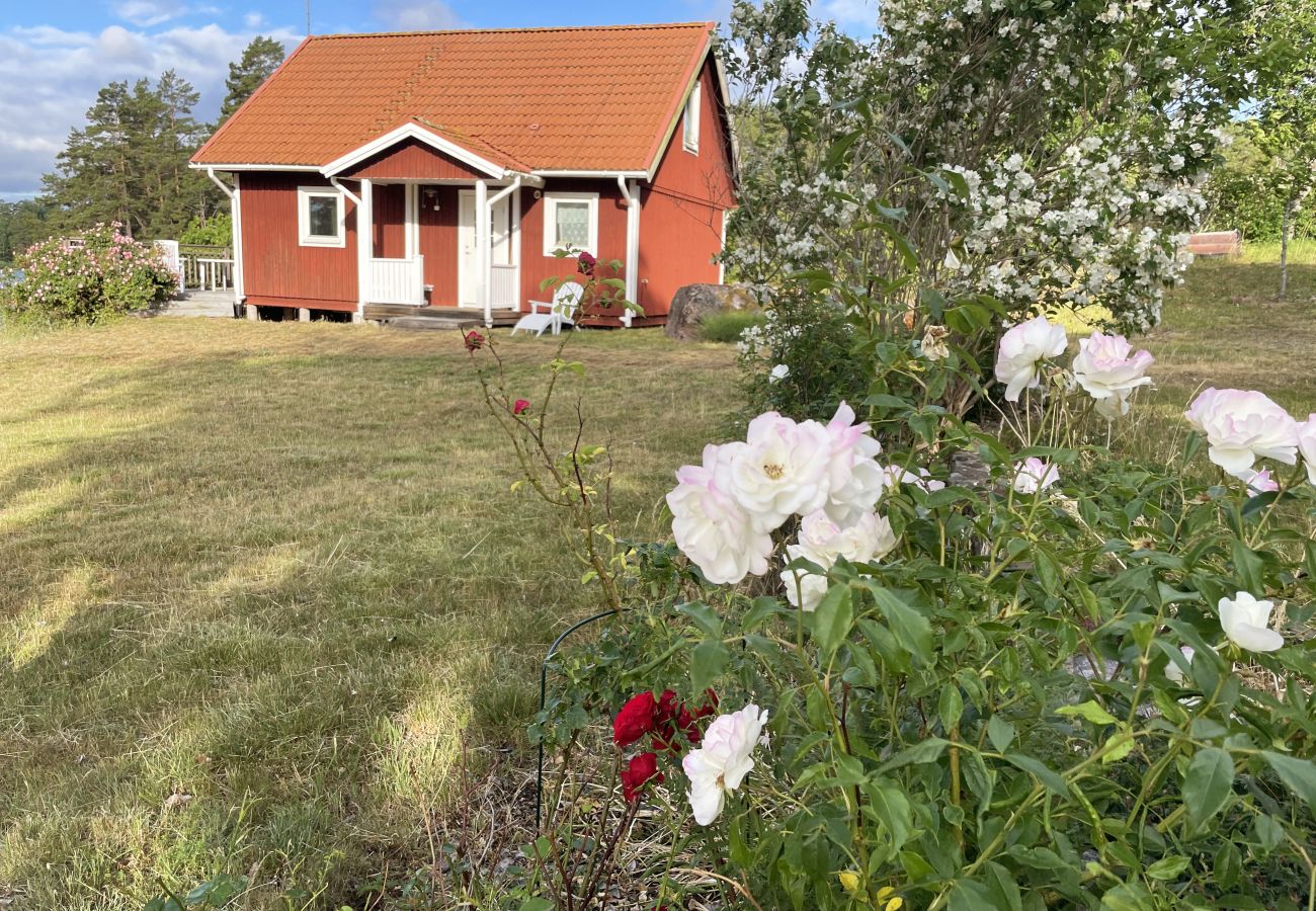 Stuga i Loftahammar - Nyare stuga med sjötomt och idylliskt läge utanför Loftahammar | SE05058