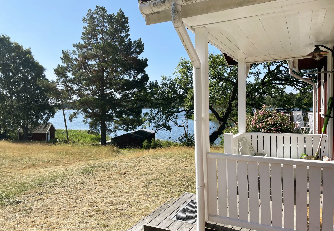 Stuga i Loftahammar - Nyare stuga med sjötomt och idylliskt läge utanför Loftahammar | SE05058