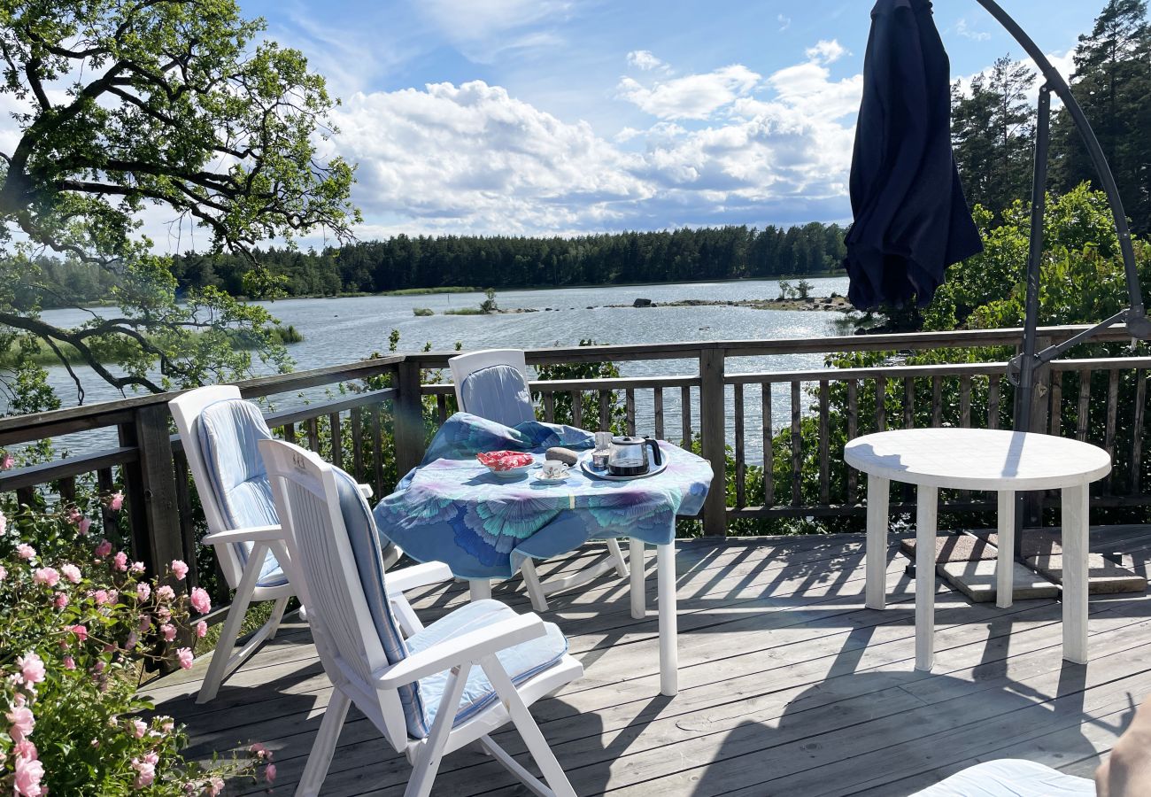 Stuga i Loftahammar - Nyare stuga med sjötomt och idylliskt läge utanför Loftahammar | SE05058