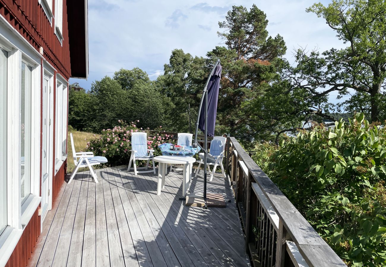 Stuga i Loftahammar - Nyare stuga med sjötomt och idylliskt läge utanför Loftahammar | SE05058