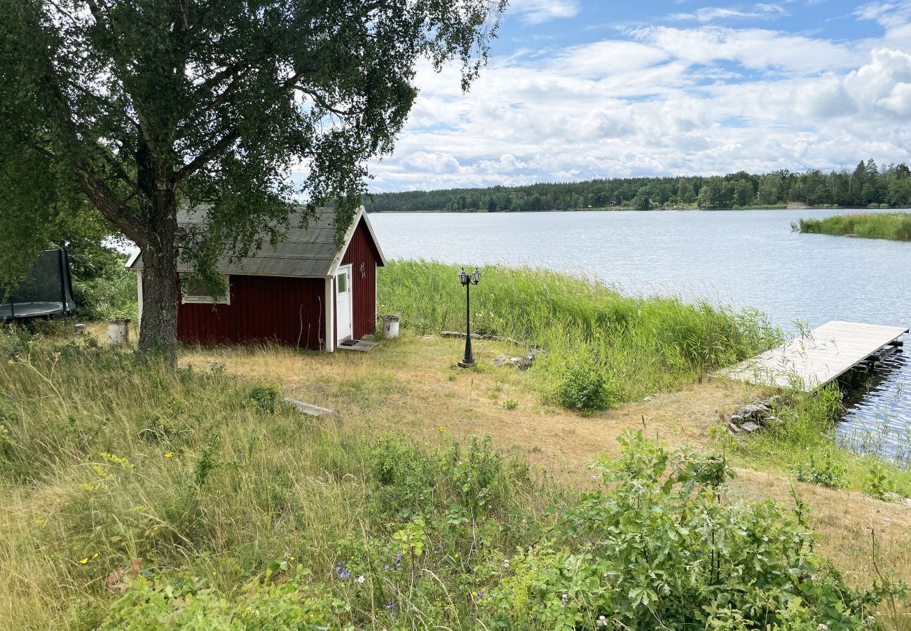 Stuga i Loftahammar - Nyare stuga med sjötomt och idylliskt läge utanför Loftahammar | SE05058