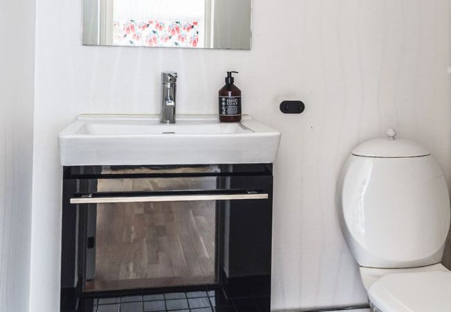 Stuga i Ronneby - Semesterboende i Ronneby med badplats och  brygga | SE03019 Stuga i Ronneby - Semesterboende i Ronneby med badplats och  brygga | SE03019