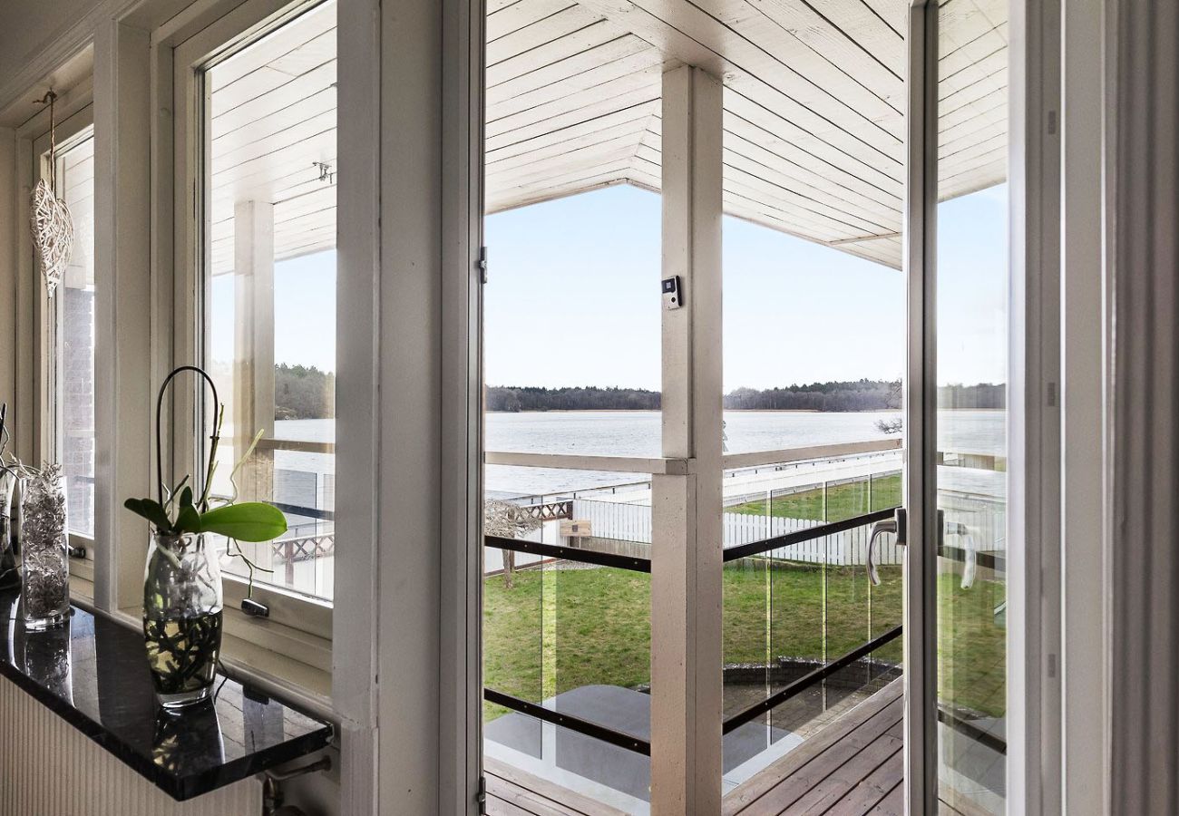 Stuga i Ronneby - Semesterboende i Ronneby med badplats och  brygga | SE03019