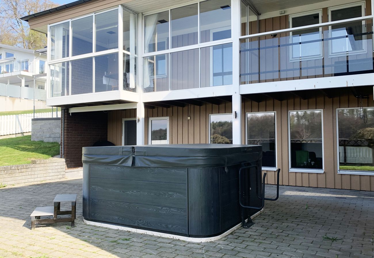 Stuga i Ronneby - Semesterboende i Ronneby med badplats och  brygga | SE03019