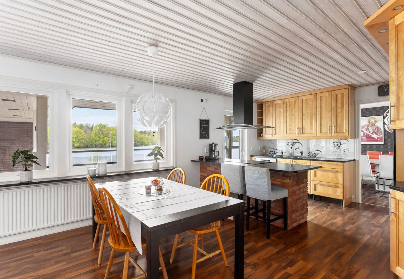 Stuga i Ronneby - Semesterboende i Ronneby med badplats och  brygga | SE03019
