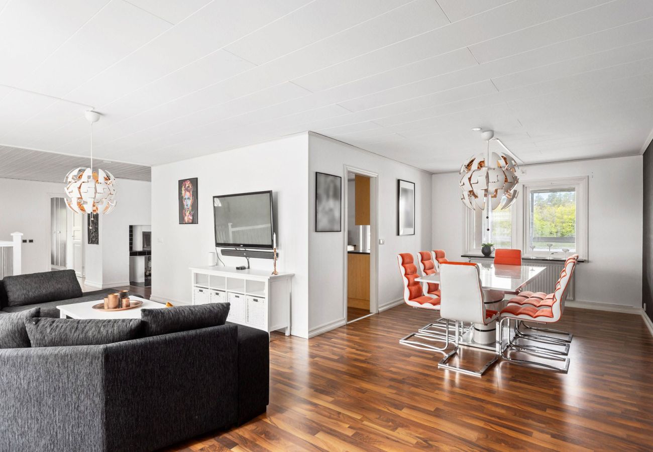 Stuga i Ronneby - Semesterboende i Ronneby med badplats och  brygga | SE03019