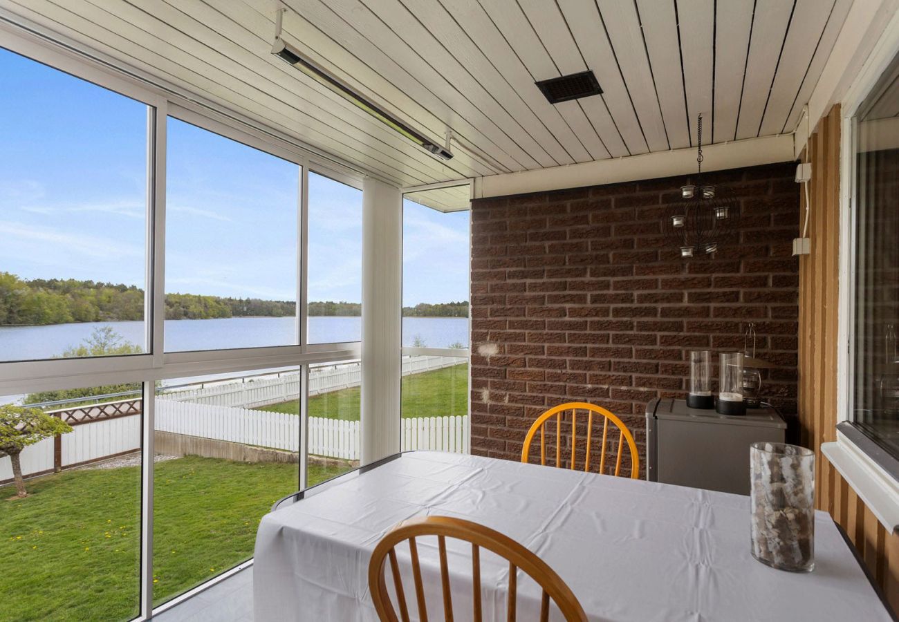 Stuga i Ronneby - Semesterboende i Ronneby med badplats och  brygga | SE03019