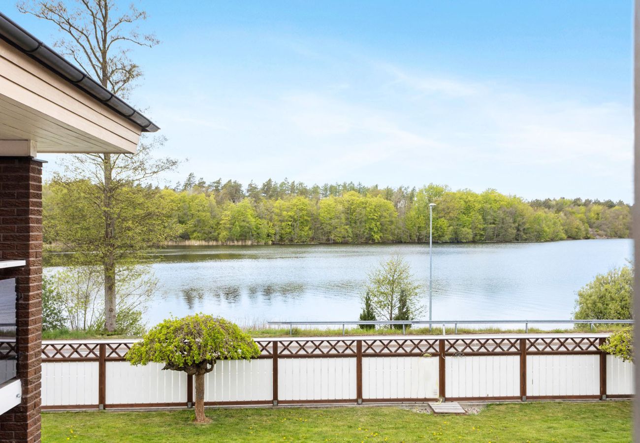 Stuga i Ronneby - Semesterboende i Ronneby med badplats och  brygga | SE03019