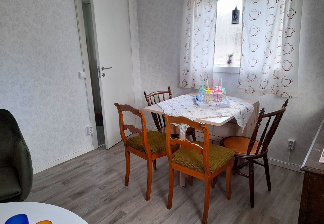 Stuga i Mönsterås - Trivsam stuga i lantlig idyll nära Mönsterås | SE05055