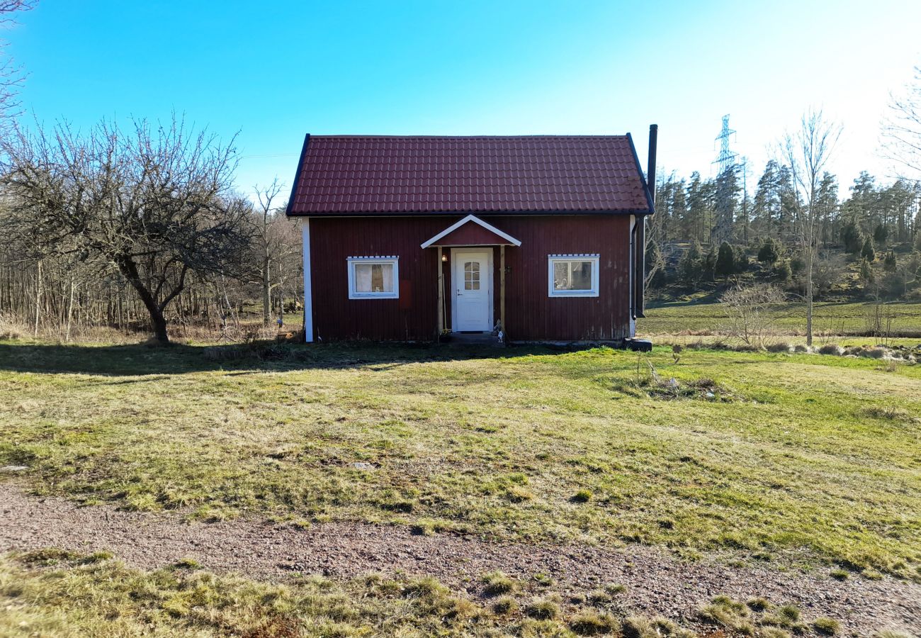 Stuga i Mönsterås - Trivsam stuga i lantlig idyll nära Mönsterås | SE05055