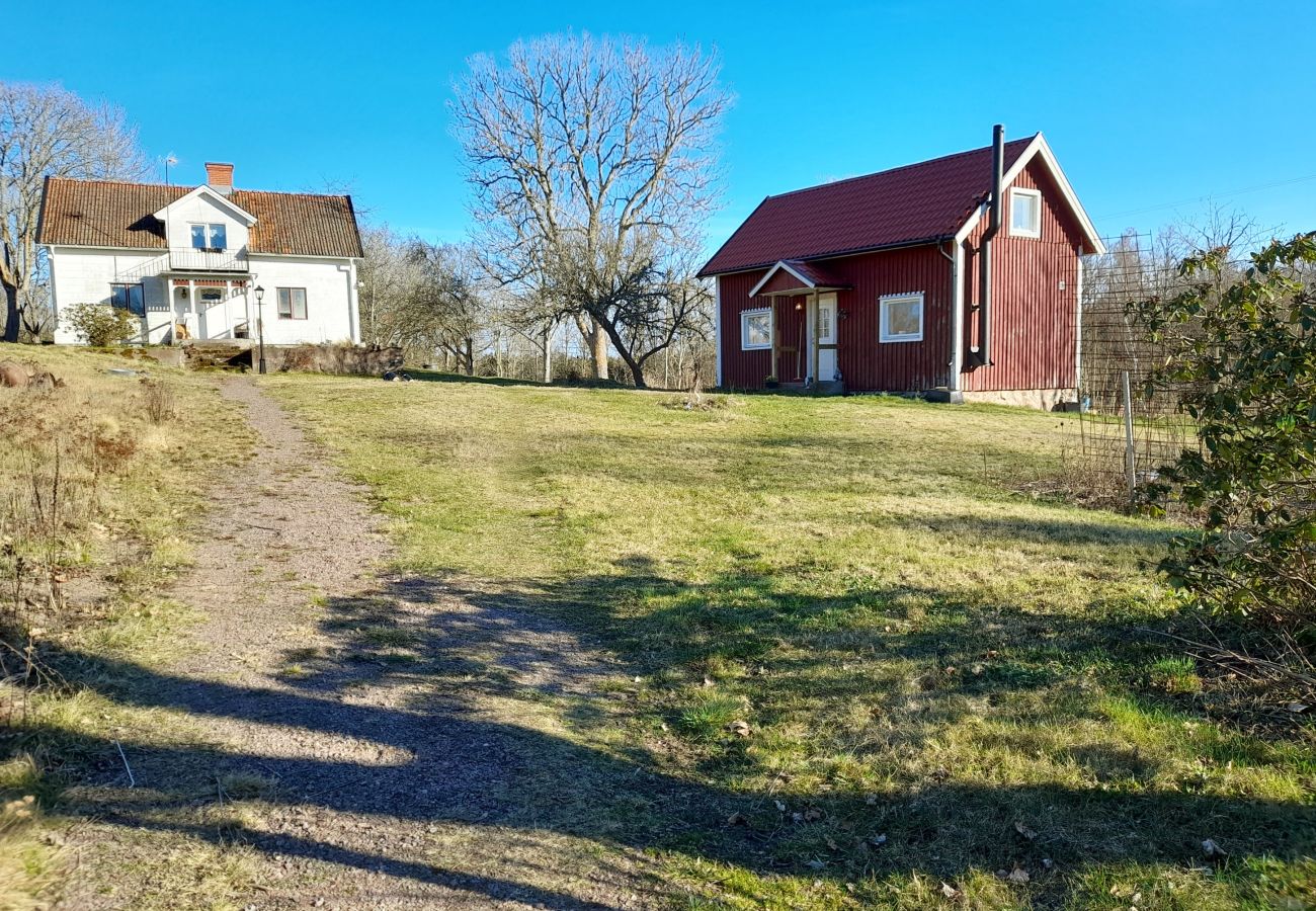 Stuga i Mönsterås - Trivsam stuga i lantlig idyll nära Mönsterås | SE05055