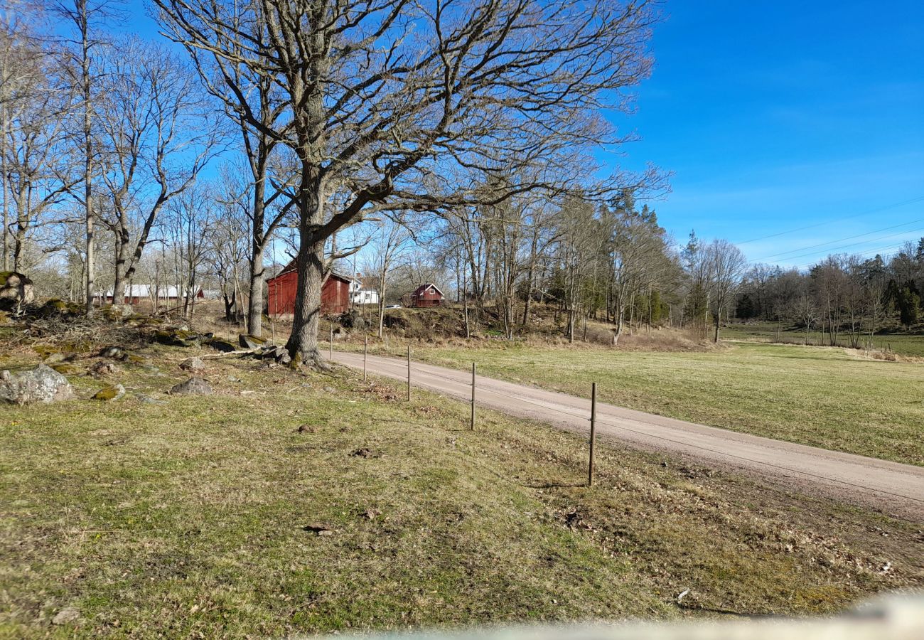 Stuga i Mönsterås - Trivsam stuga i lantlig idyll nära Mönsterås | SE05055