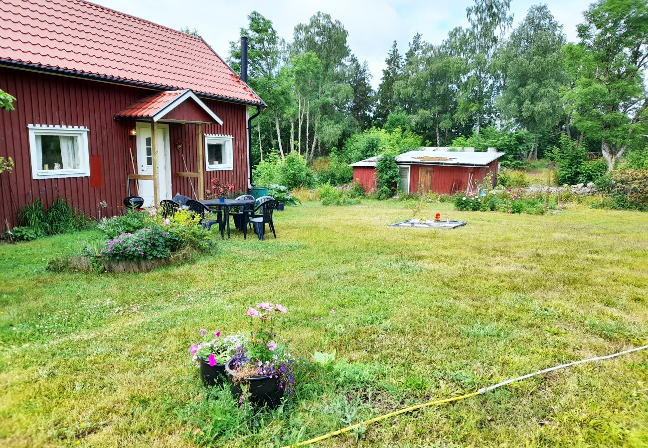 Stuga i Mönsterås - Trivsam stuga i lantlig idyll nära Mönsterås | SE05055