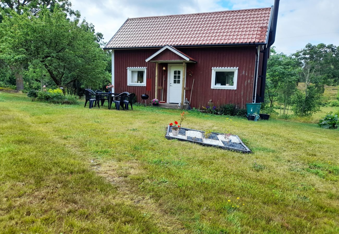 Stuga i Mönsterås - Trivsam stuga i lantlig idyll nära Mönsterås | SE05055