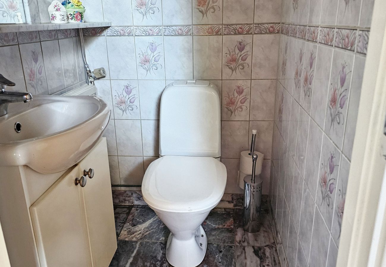 Stuga i Skärhamn - Rymligt hus nära hav och centrum i Skärhamn | SE09107