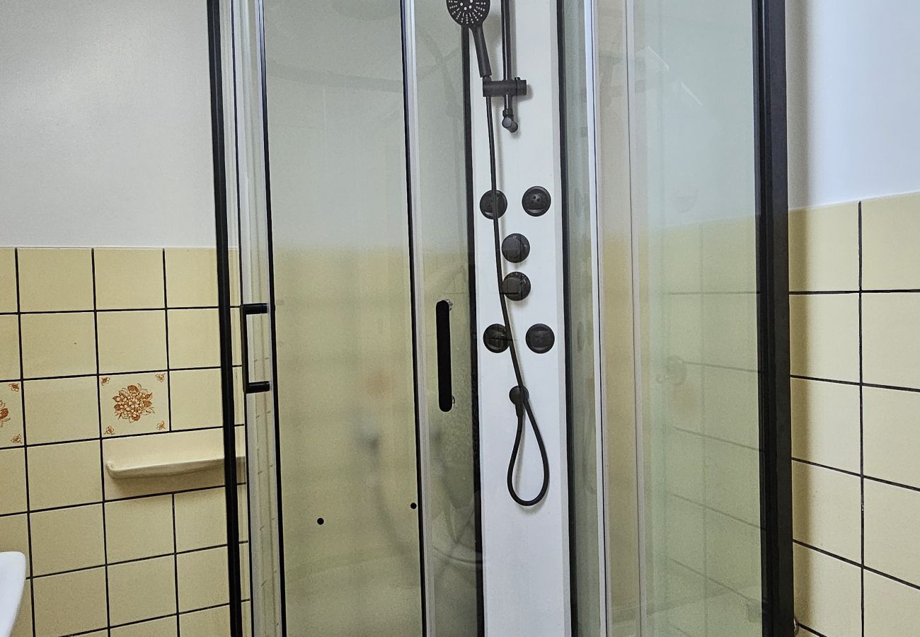 Stuga i Skärhamn - Rymligt hus nära hav och centrum i Skärhamn | SE09107