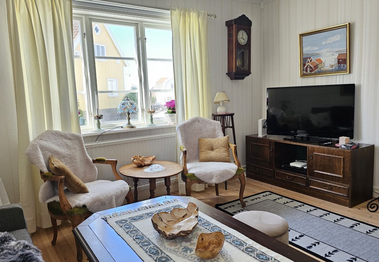 Stuga i Hälleviksstrand - Västkusthus 50m från hamnen i Edshultshall | SE09108